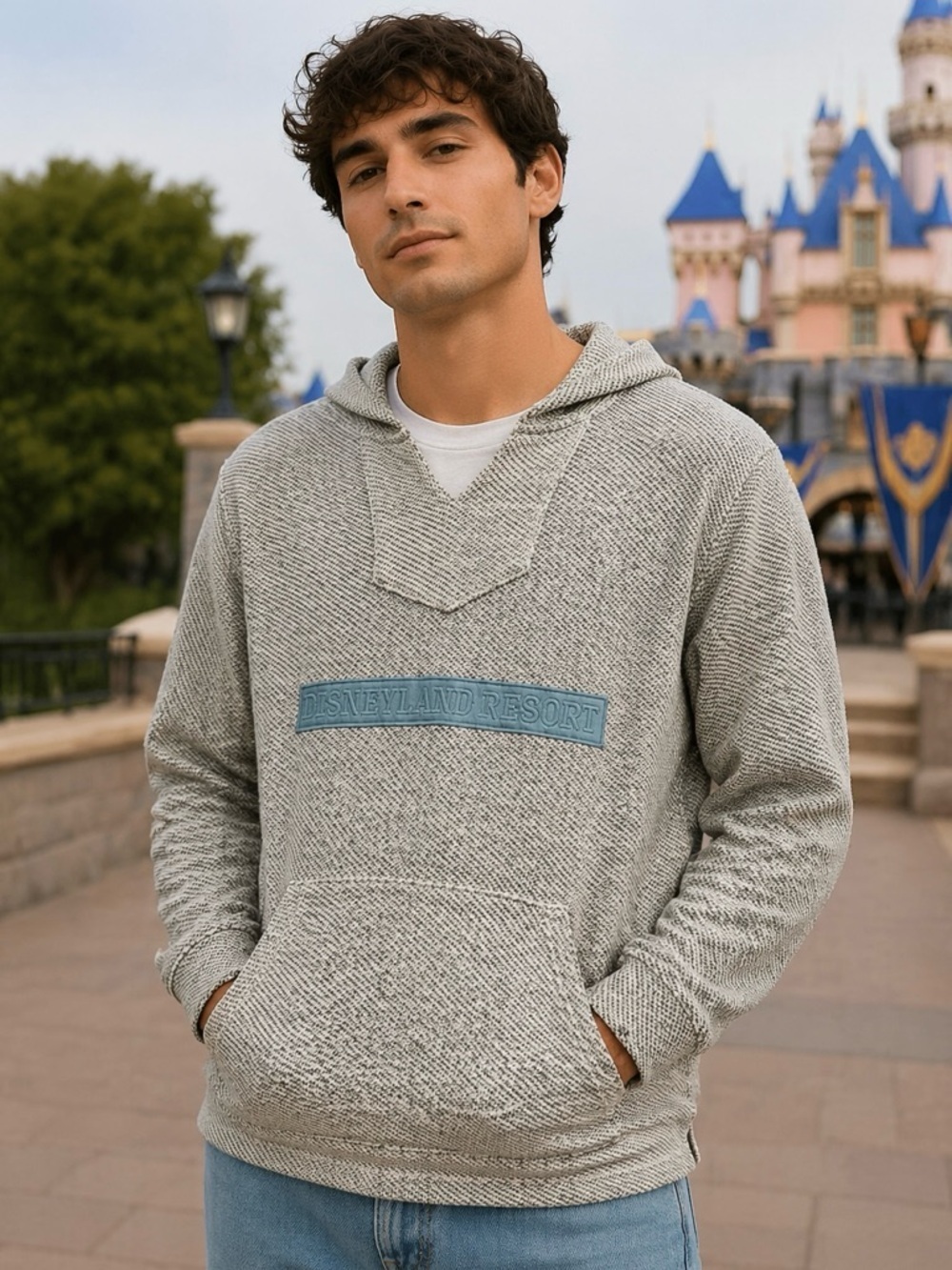 Unisex Walt Disney Resort Pullover Hoodie. Size Medium